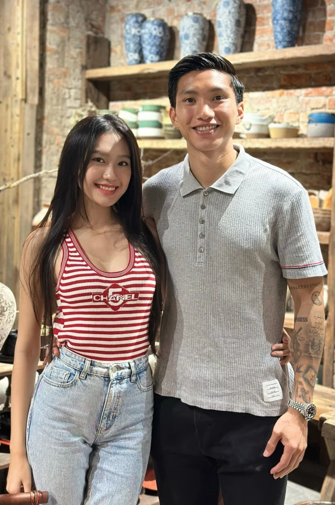 Hải My, Văn Hậu bị bắt gặp tay trong tay giữa phố Trốn con để hẹn hò lãng mạn - Hình 6