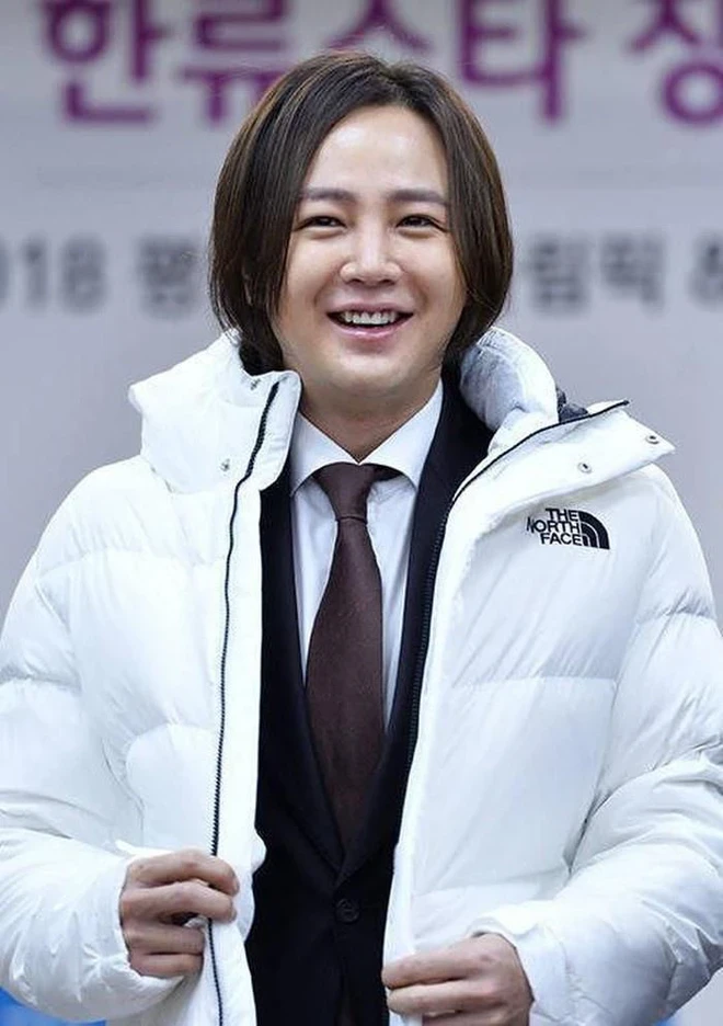 Jang Geun Suk nam thần của Cô Nàng Đẹp Trai, loa dốc, giờ vác loa tặng chữ ký - Hình 2