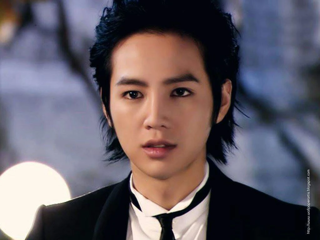 Jang Geun Suk nam thần của Cô Nàng Đẹp Trai, loa dốc, giờ vác loa tặng chữ ký - Hình 1