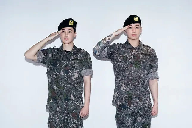 Tiếp viên hàng không làm lộ tin mật của BTS, cộng đồng ARMY lên tiếng phẫn nộ - Hình 5