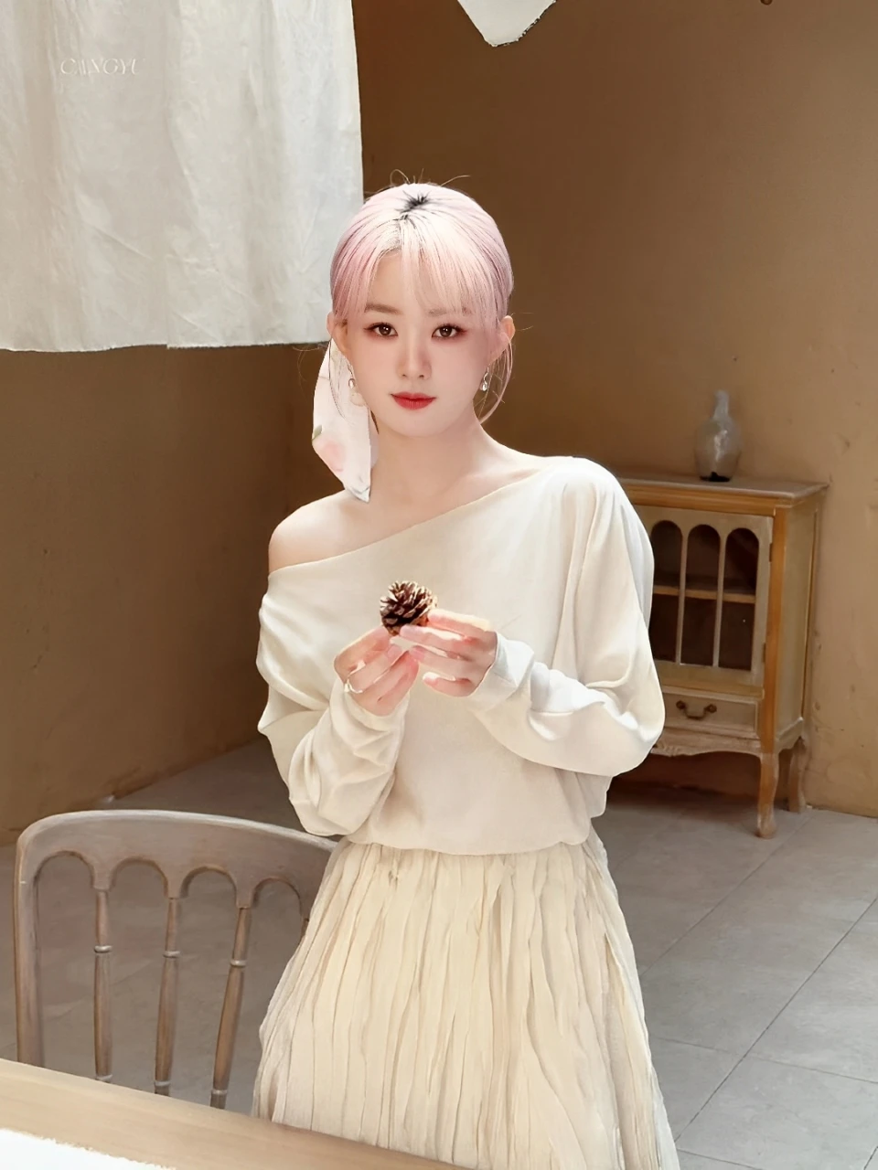 Triệu Lệ Dĩnh đối mặt với làn sóng phẫn nộ dữ dội không làm gì cũng bị ném đá - Hình 2