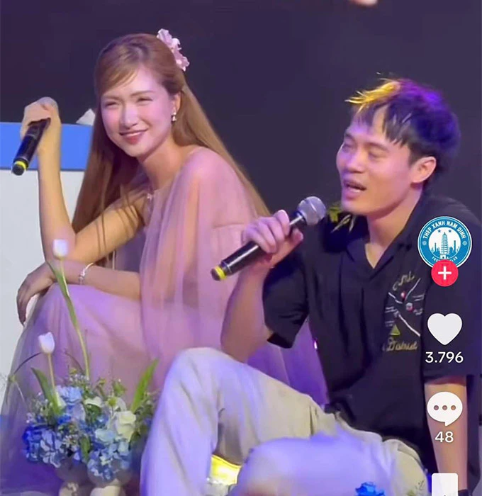 Văn Toàn đầy tình tứ bên Hòa Minzy - Hình 2