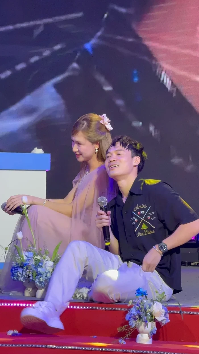Văn Toàn đưa Hòa Minzy về ra mắt, công khai tình tứ chốn đông người, fan rần rần - Hình 4