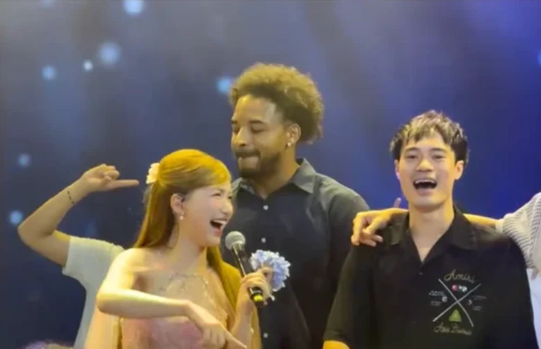 Văn Toàn đưa Hòa Minzy về ra mắt, công khai tình tứ chốn đông người, fan rần rần - Hình 1