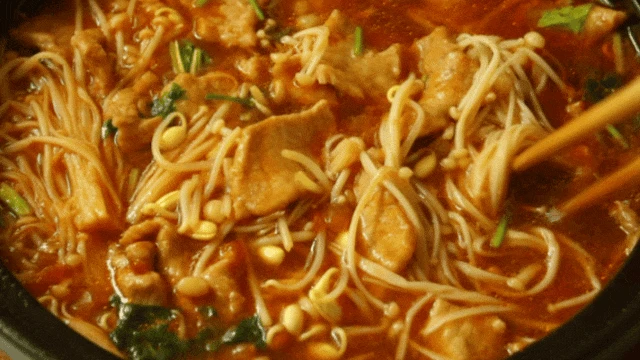 Bữa tối nấu món ăn này 10 phút là xong: Có thịt và rau, nước dùng rất ngon cực hợp với cơm - Hình 7