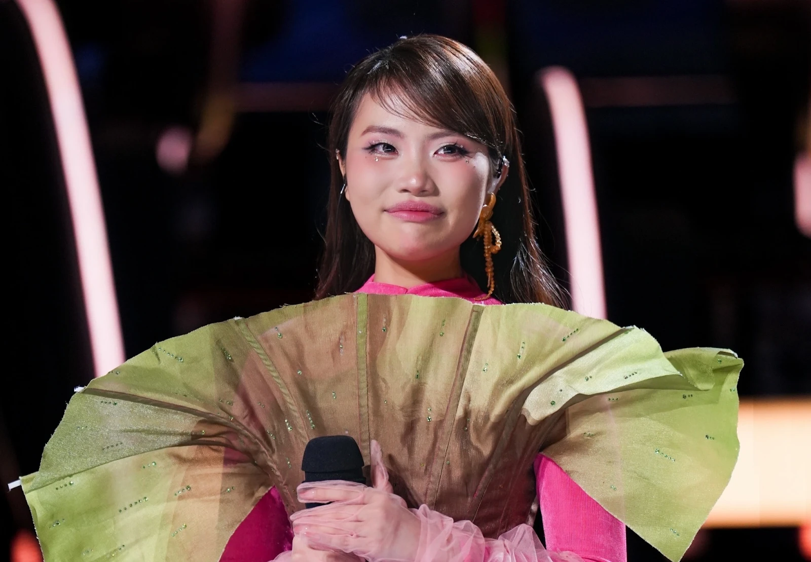 Phương Mỹ Chi đánh bại cả giám khảo, giành vé tiến vào bán kết của Sing!Asia - Hình 2