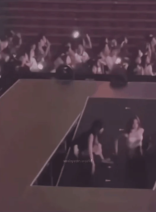 Sự cố sập sân khấu khiến em gái BLACKPINK sợ điếng người, một thành viên có phản xạ điểm 10 - Hình 4