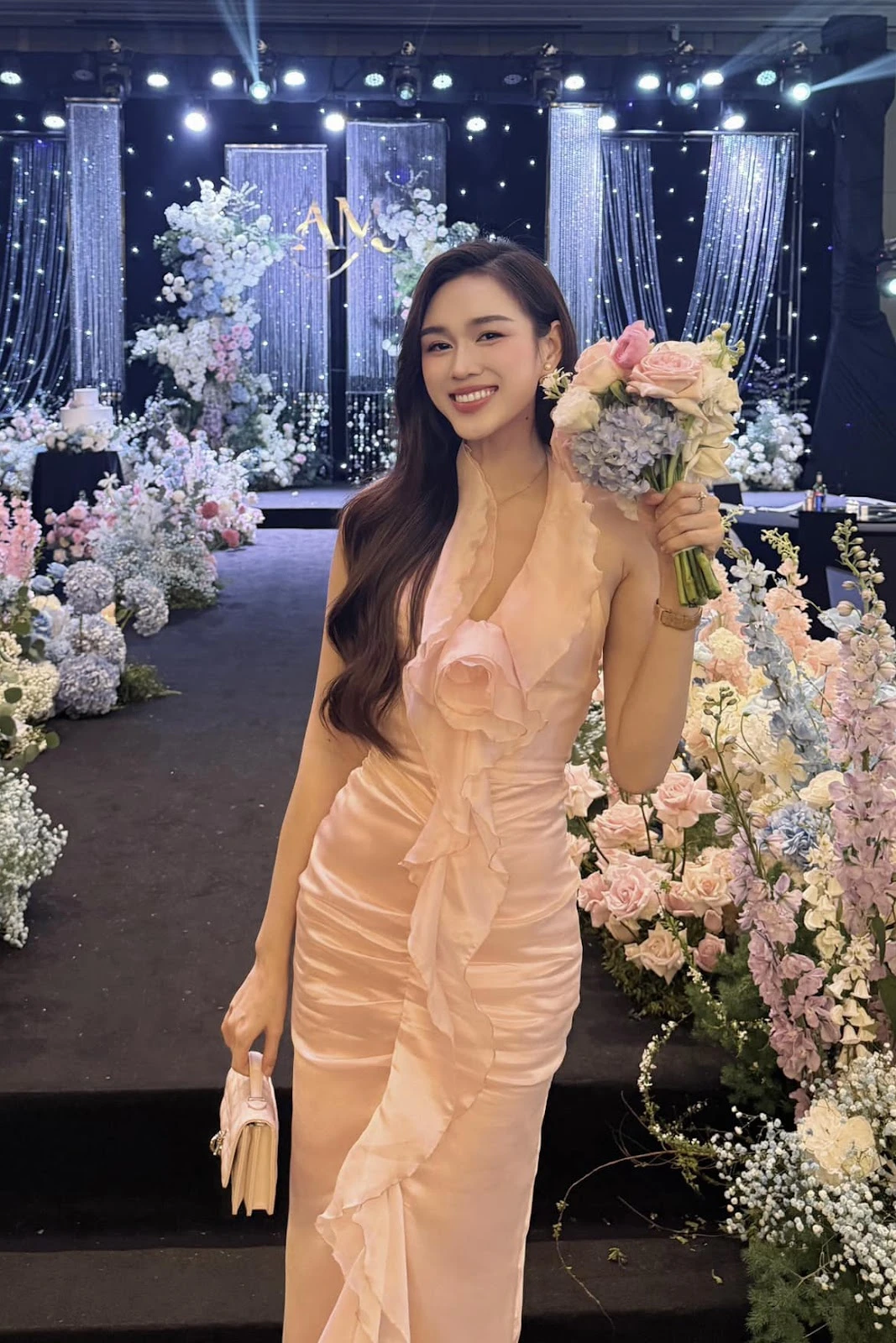 Đỗ Thị Hà đổi style gái đảm ra dáng vợ hiền rộ tin chuẩn bị lấy chồng đại gia - Hình 2
