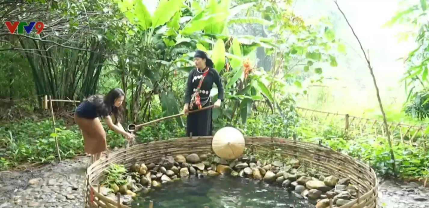 Ngôi làng lạ ăn chung nồi, tiền chung túi, khách buộc rửa tay bằng giếng thần - Hình 6