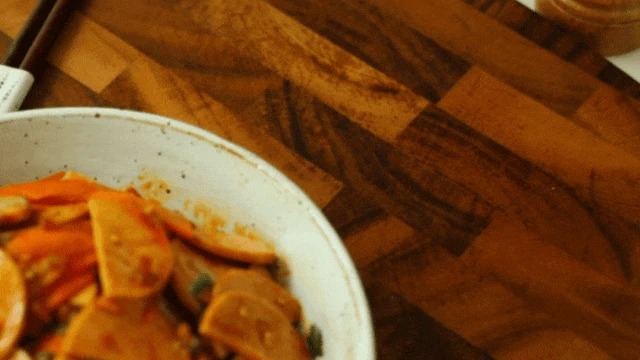 Món ăn đỏ chót nhưng không hề cay mà vị chua mặn ngọt hoàn hảo, cực đưa cơm làm chỉ 10 phút là xong - Hình 7
