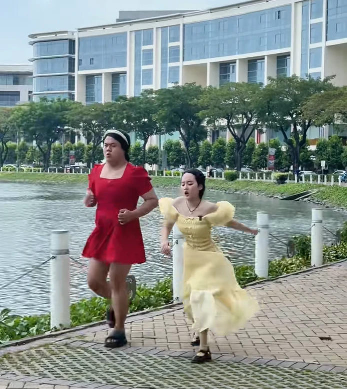 Tường Hồng Phú: TikToker rối loạn ngôn ngữ, bạn Bông Tím, CĐM thích mê - Hình 7
