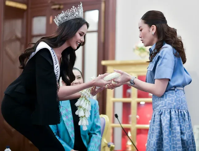 Tân Miss World lật kèo với Ý Nhi hậu úp crown, Thủ tướng Thái gặp trực tiếp? - Hình 2