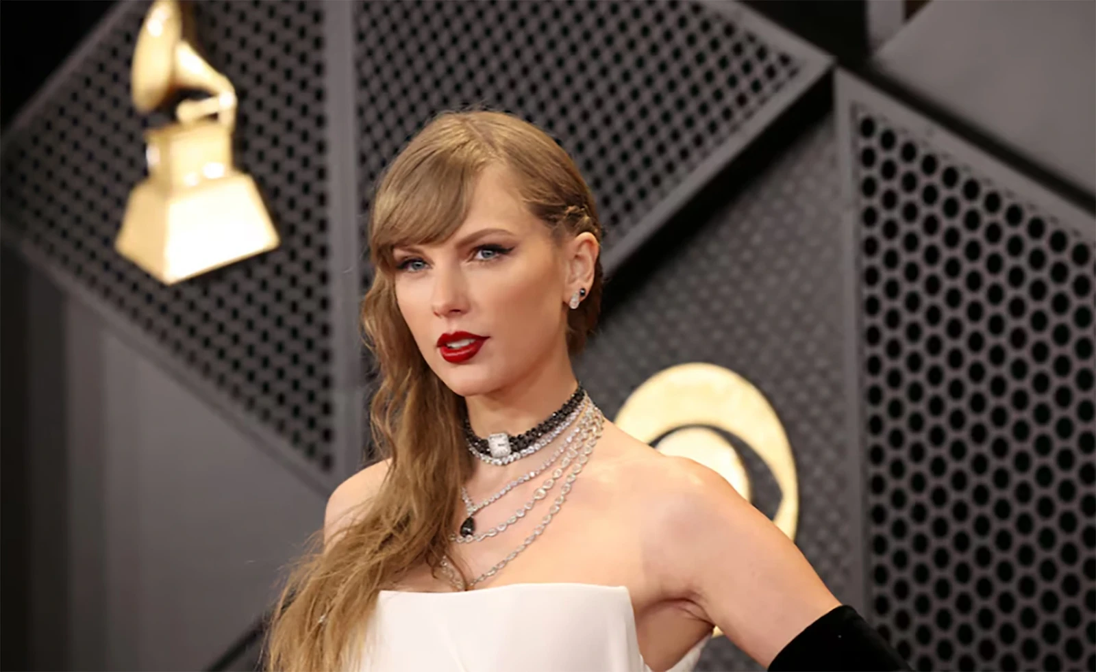 Taylor Swift lộ bụng lùm lùm, vướng tin đồn mang thai, sắp cưới chạy bầu? - Hình 7
