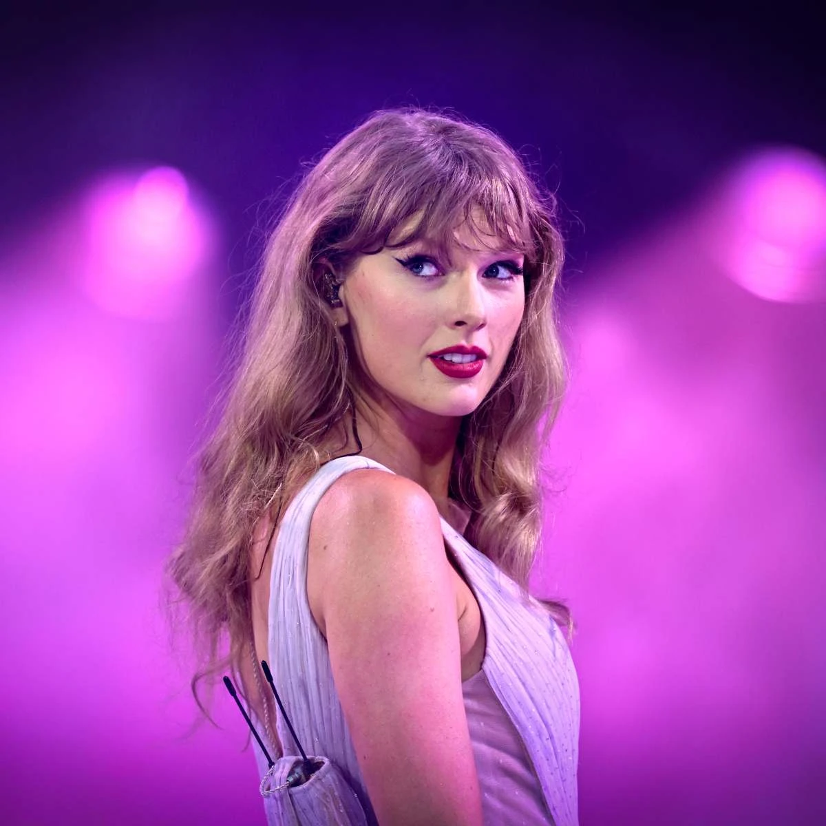 Taylor Swift lộ bụng lùm lùm, vướng tin đồn mang thai, sắp cưới chạy bầu? - Hình 5