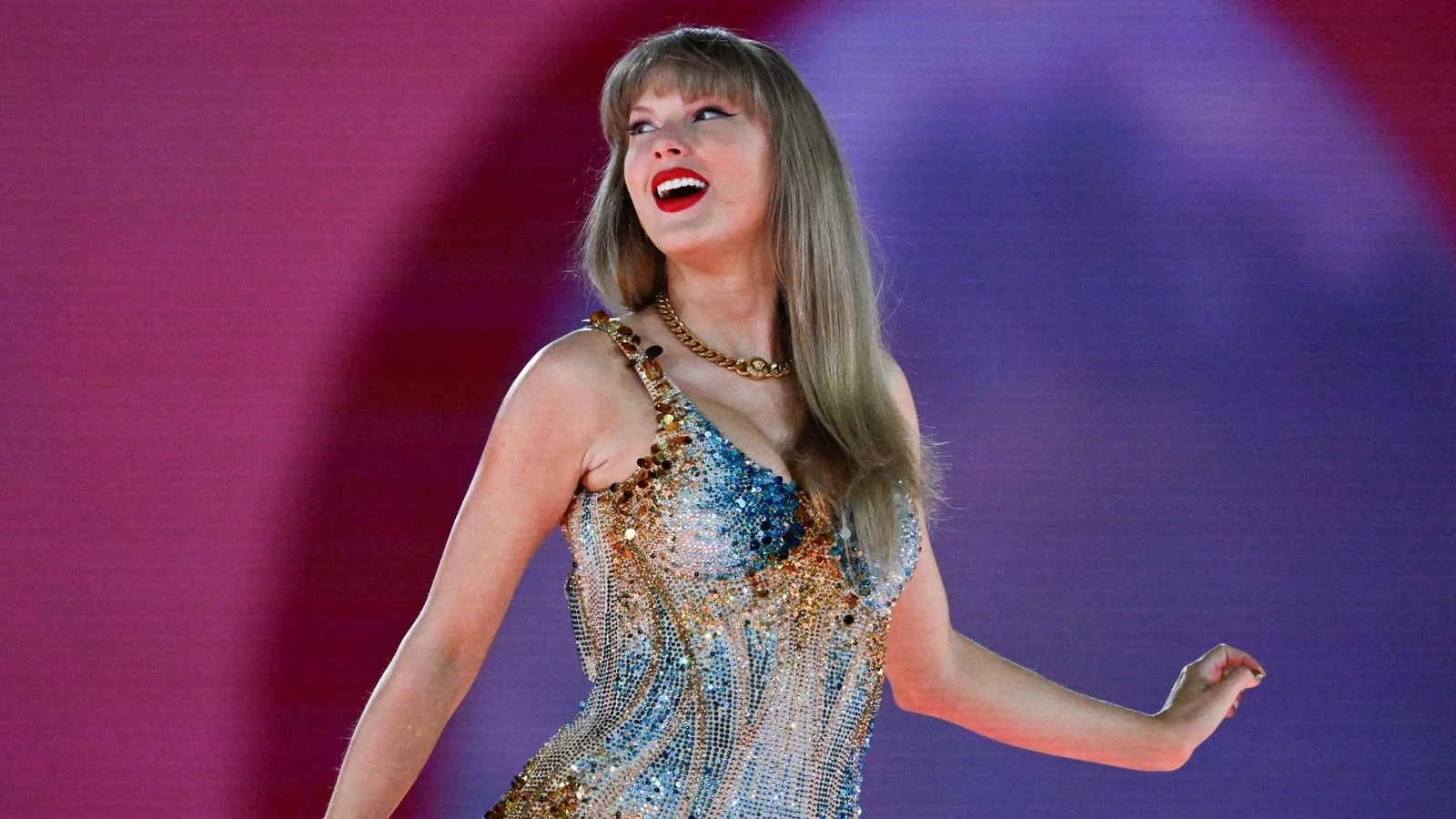 Taylor Swift lộ bụng lùm lùm, vướng tin đồn mang thai, sắp cưới chạy bầu? - Hình 4