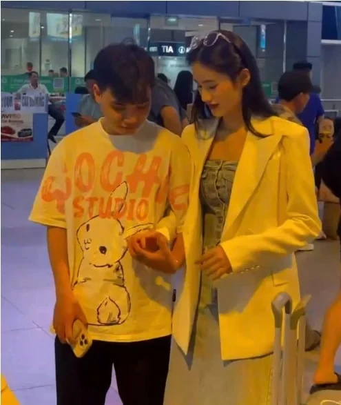 Ý Nhi về Việt Nam, bạn trai vẫn vắng mặt, 1 chàng trai lạ tháp tùng, tình mới? - Hình 5