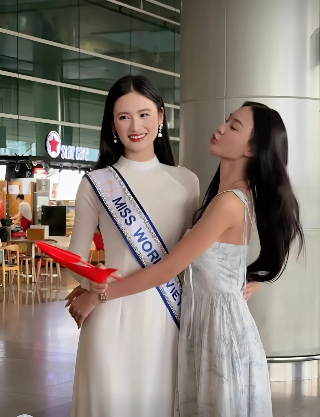 Ý Nhi về Việt Nam, bạn trai vẫn vắng mặt, 1 chàng trai lạ tháp tùng, tình mới? - Hình 1