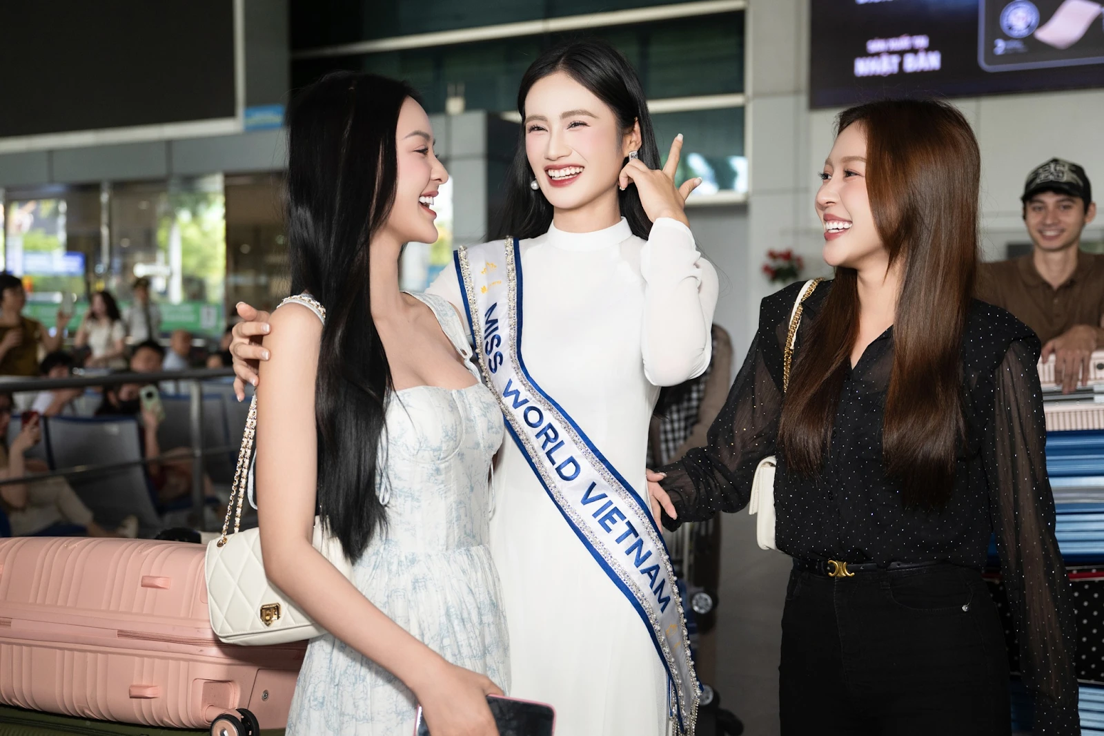Ý Nhi về Việt Nam, bạn trai vẫn vắng mặt, 1 chàng trai lạ tháp tùng, tình mới? - Hình 2