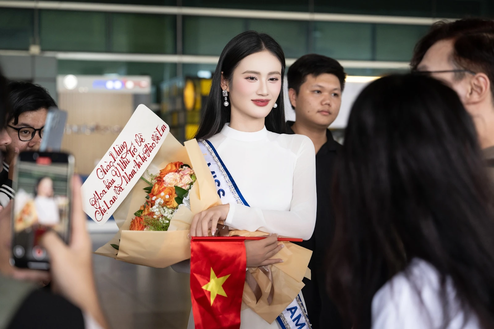 Ý Nhi về Việt Nam, bạn trai vẫn vắng mặt, 1 chàng trai lạ tháp tùng, tình mới? - Hình 7