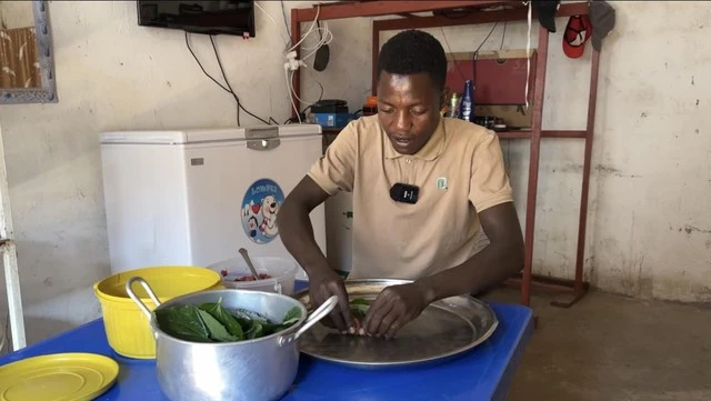 Lindo xa Quang Linh là bão tố, làm đủ nghề để sinh tồn, trưởng làng phản ứng sốc - Hình 2