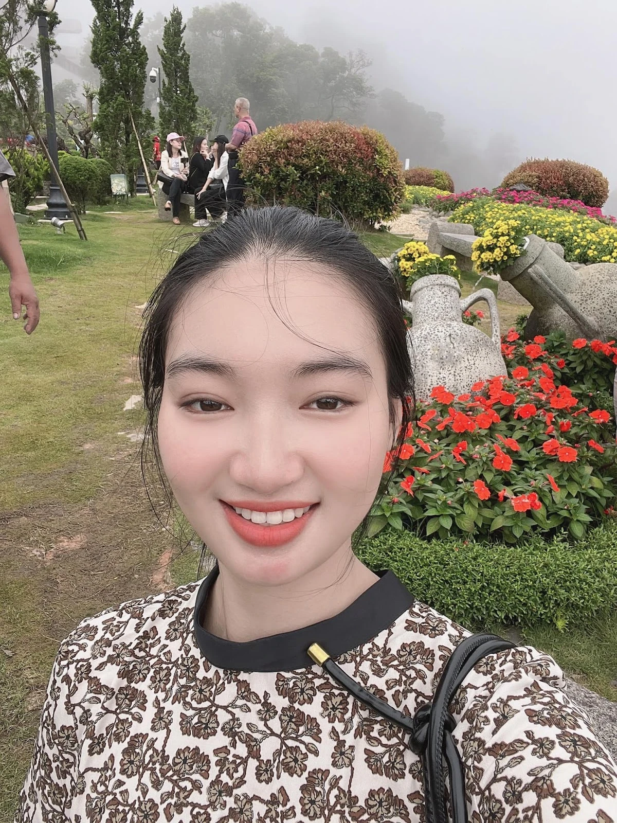 Vợ trẻ Tiết Cương nghi chồng, phản ứng bất ngờ khiến dân mạng dậy sóng! - Hình 2