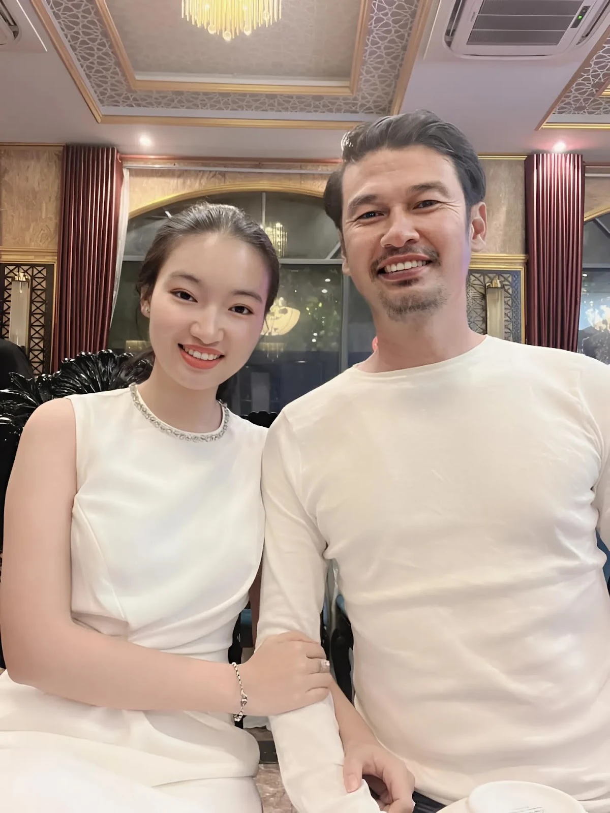 Vợ trẻ Tiết Cương nghi chồng, phản ứng bất ngờ khiến dân mạng dậy sóng! - Hình 1