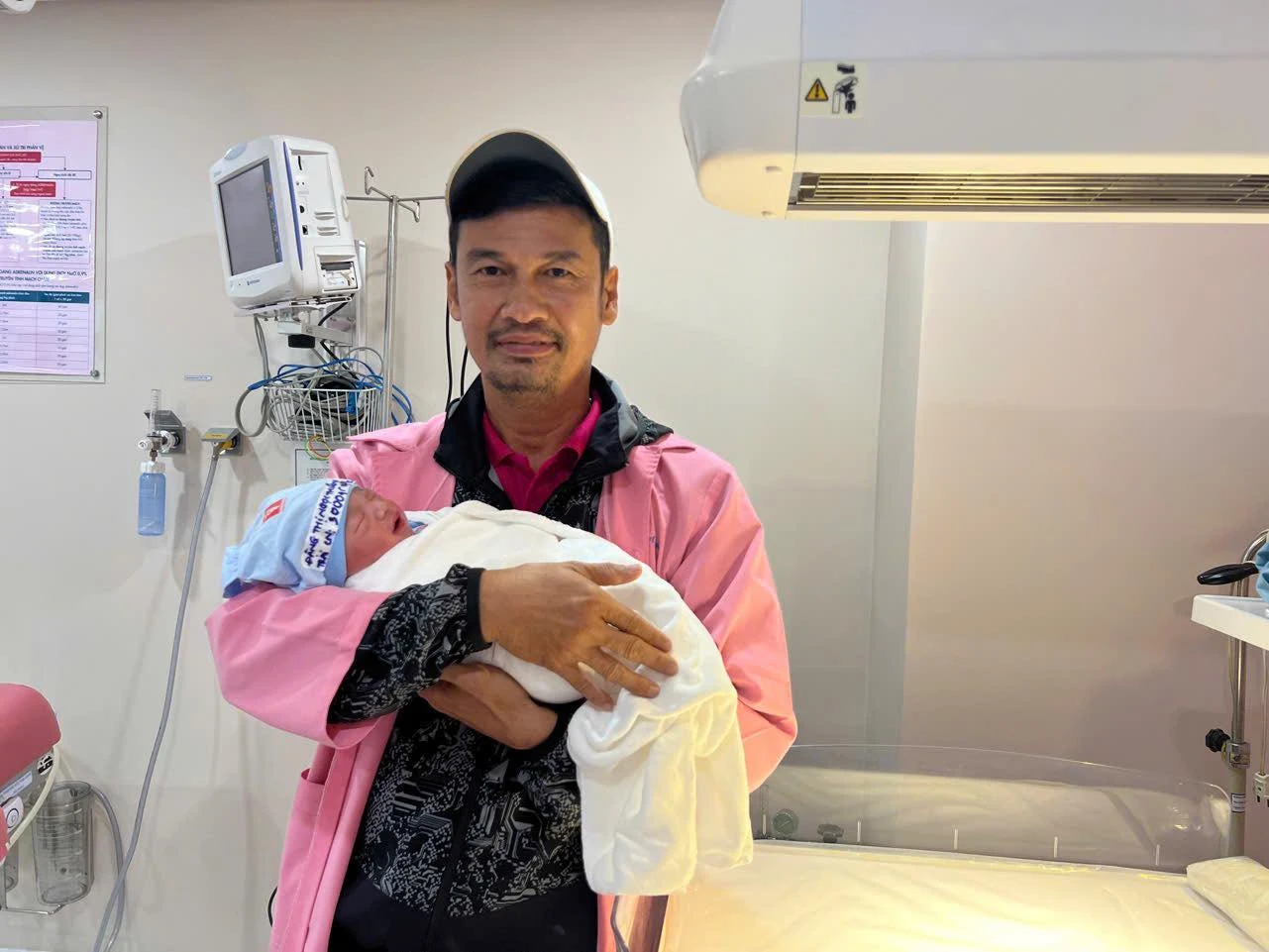 Vợ trẻ Tiết Cương nghi chồng, phản ứng bất ngờ khiến dân mạng dậy sóng! - Hình 3