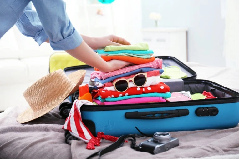 12 món nên có và 5 món nên bỏ khi đóng vali, checklist giúp phụ nữ hiện đại đi chơi gọn nhẹ, thoải mái hơn - Hình 2