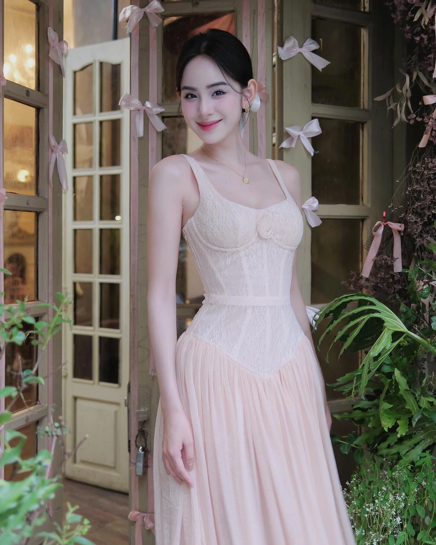 Cuộc sống đáng chú ý của Hương Liên trước khi cưới thiếu gia, thành dâu hào môn - Hình 2