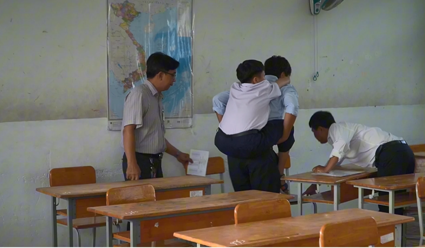 Điều chưa kể về thí sinh ngồi xe lăn, đeo máy đo đường huyết đặc biệt nhất kỳ thi vào lớp 10 tại TP.HCM năm nay - Hình 1