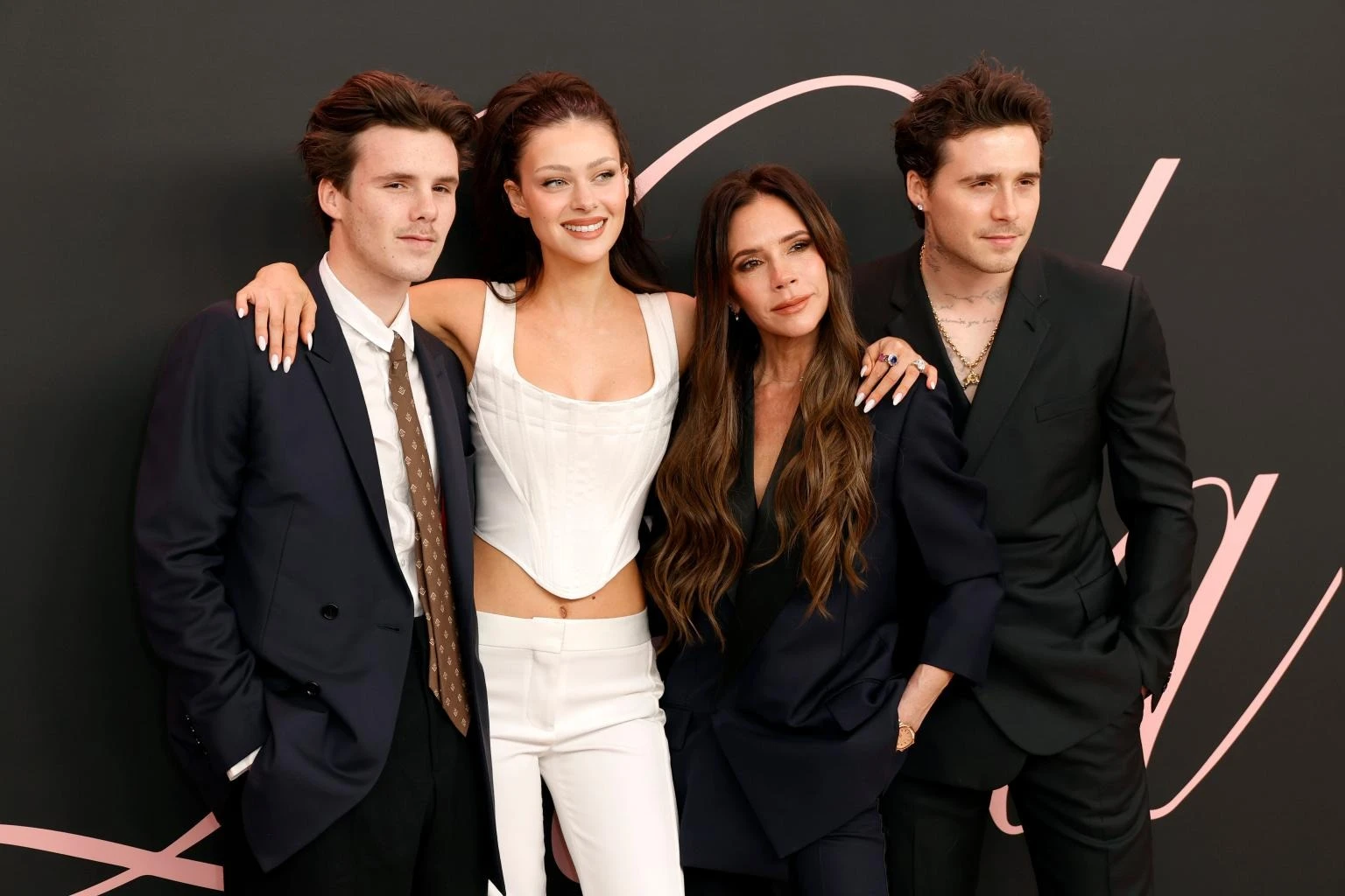 Gia tộc Beckham rối như tơ vò chị gái Nicola bất ngờ ra mặt căng thẳng leo thang - Hình 3