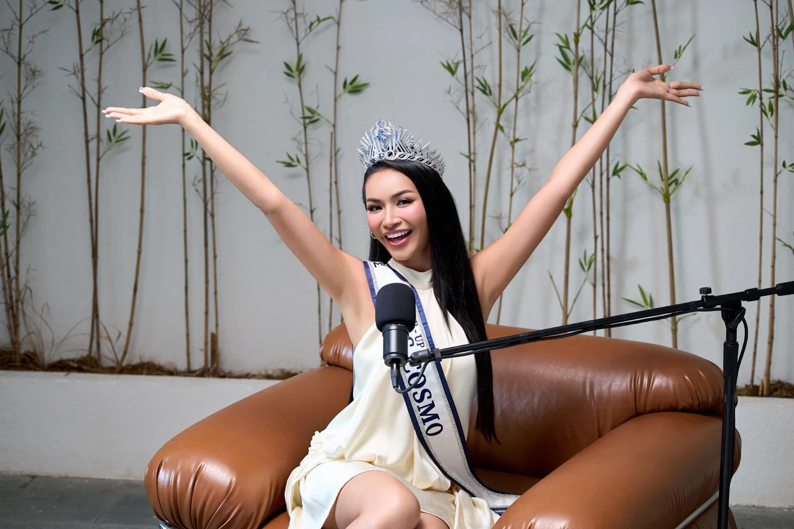 Mook Karnruethai Tassabut: Á hậu Miss Cosmo, học vấn khủng, từng làm tiếp viên - Hình 9