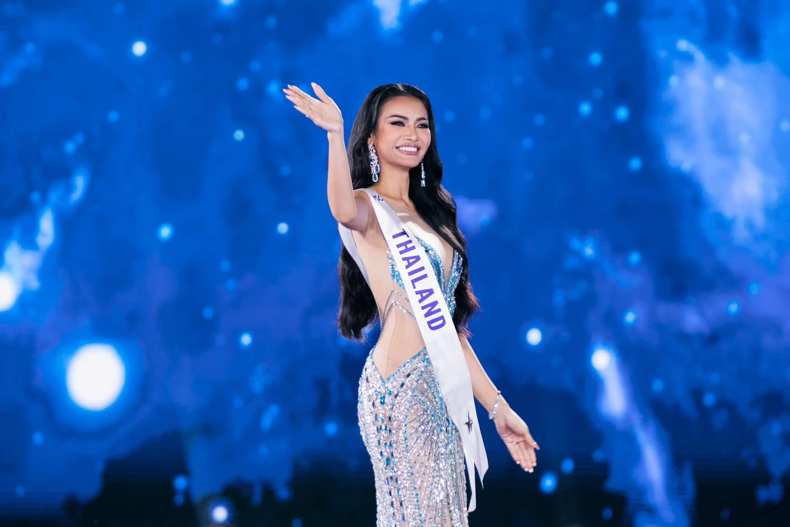 Mook Karnruethai Tassabut: Á hậu Miss Cosmo, học vấn khủng, từng làm tiếp viên - Hình 5