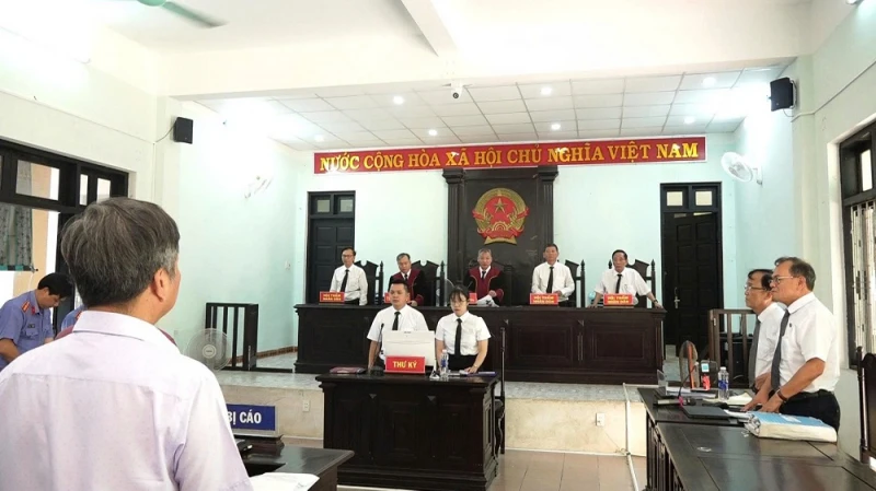 Nguyên Giám đốc Trung tâm Đăng kiểm xe cơ giới Thừa Thiên Huế lĩnh hơn 15 năm tù - Hình 2