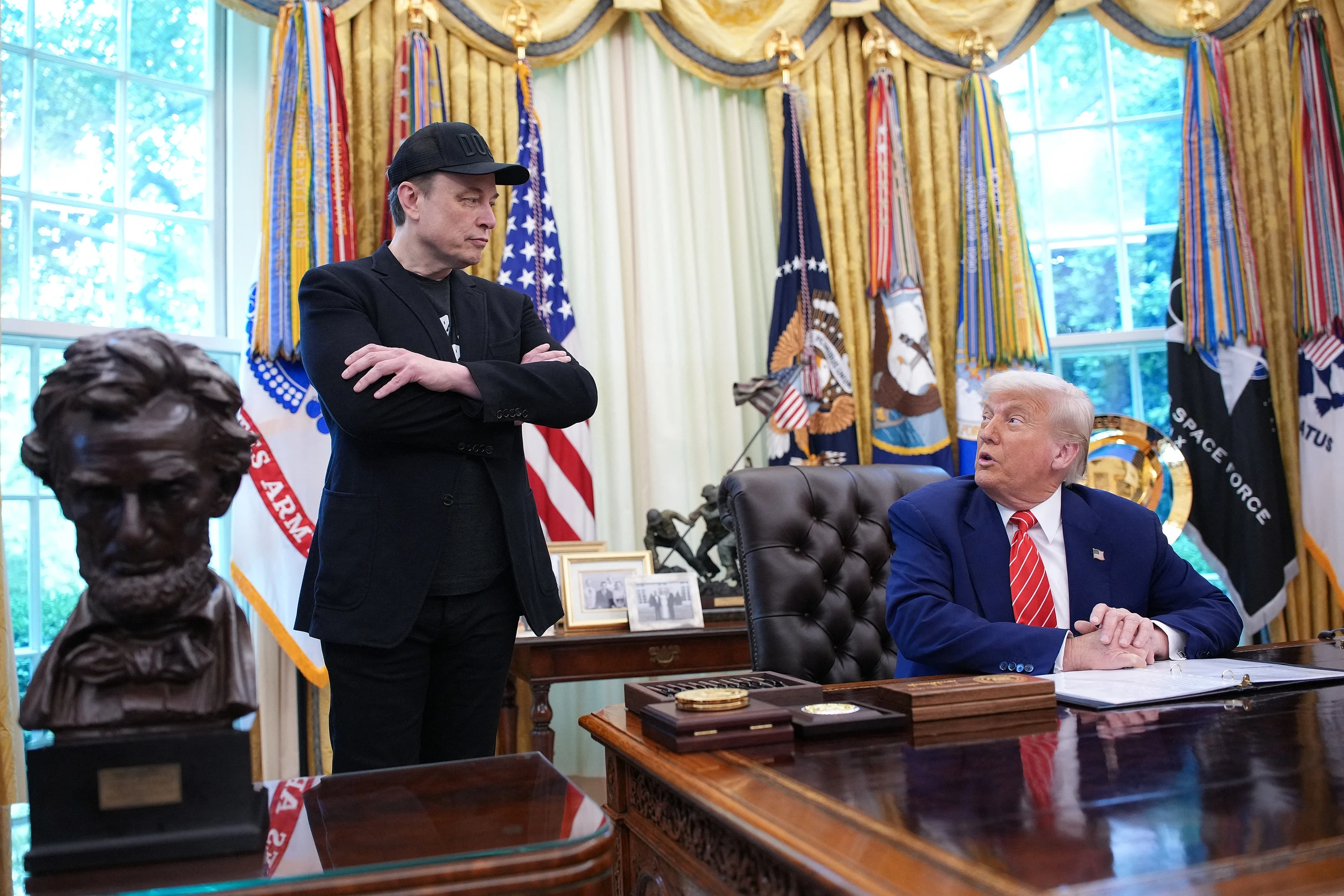 Toàn cảnh cuộc khẩu chiến dữ dội giữa Tổng thống Trump và tỉ phú Elon Musk - Hình 1