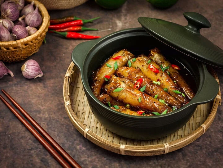 Vì sao cá kho hai lửa ngon hơn nấu một lần? - Hình 1