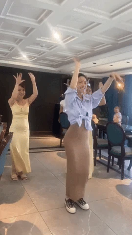Động thái của Chu Thanh Huyền giữa lúc bị chỉ trích kém duyên vì nhảy lên bàn ăn chụp ảnh, Quang Hải liên quan gì? - Hình 3