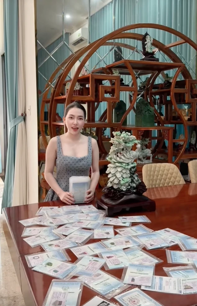 Giúp việc thay Ngân Collagen tiếp đón CĐM đến check VAR, thái độ gây tranh cãi - Hình 4