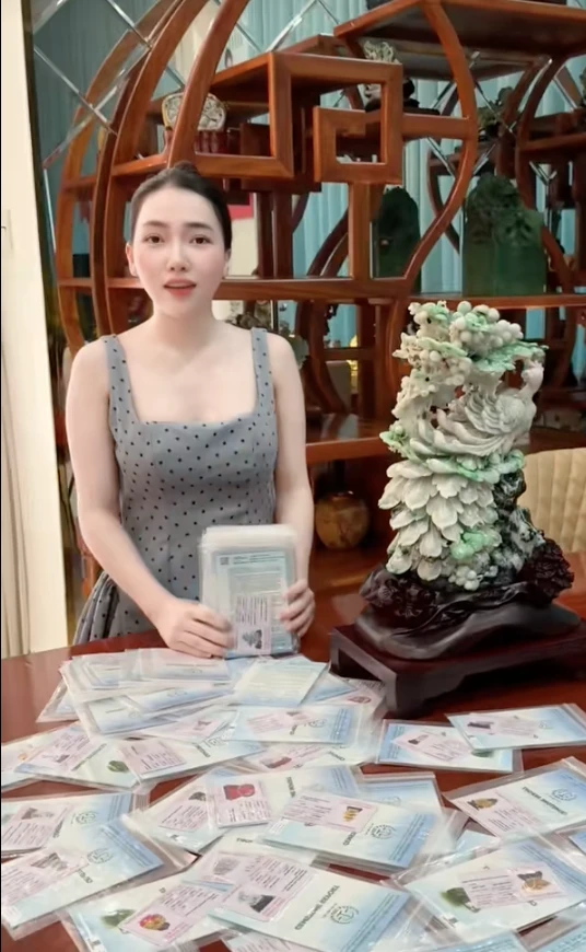 Giúp việc thay Ngân Collagen tiếp đón CĐM đến check VAR, thái độ gây tranh cãi - Hình 5