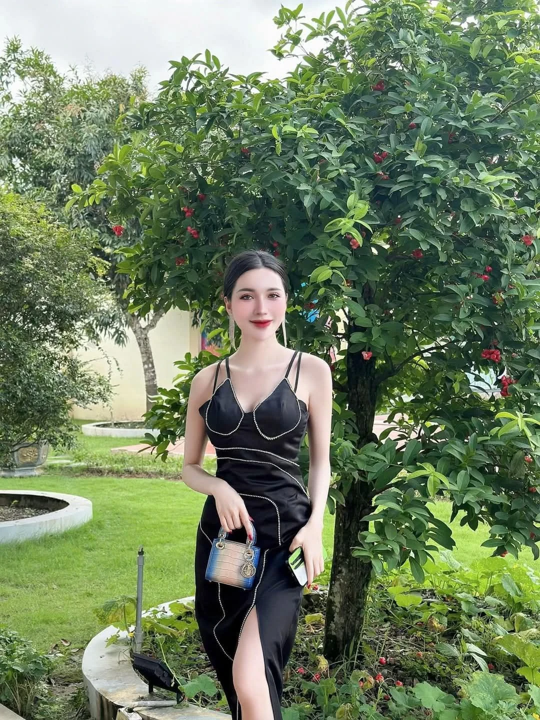 Giúp việc thay Ngân Collagen tiếp đón CĐM đến check VAR, thái độ gây tranh cãi - Hình 7