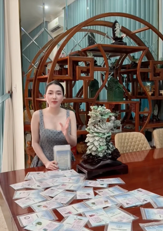 Giúp việc thay Ngân Collagen tiếp đón CĐM đến check VAR, thái độ gây tranh cãi - Hình 3