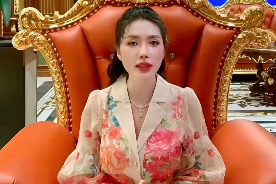 Giúp việc thay Ngân Collagen tiếp đón CĐM đến check VAR, thái độ gây tranh cãi - Hình 1