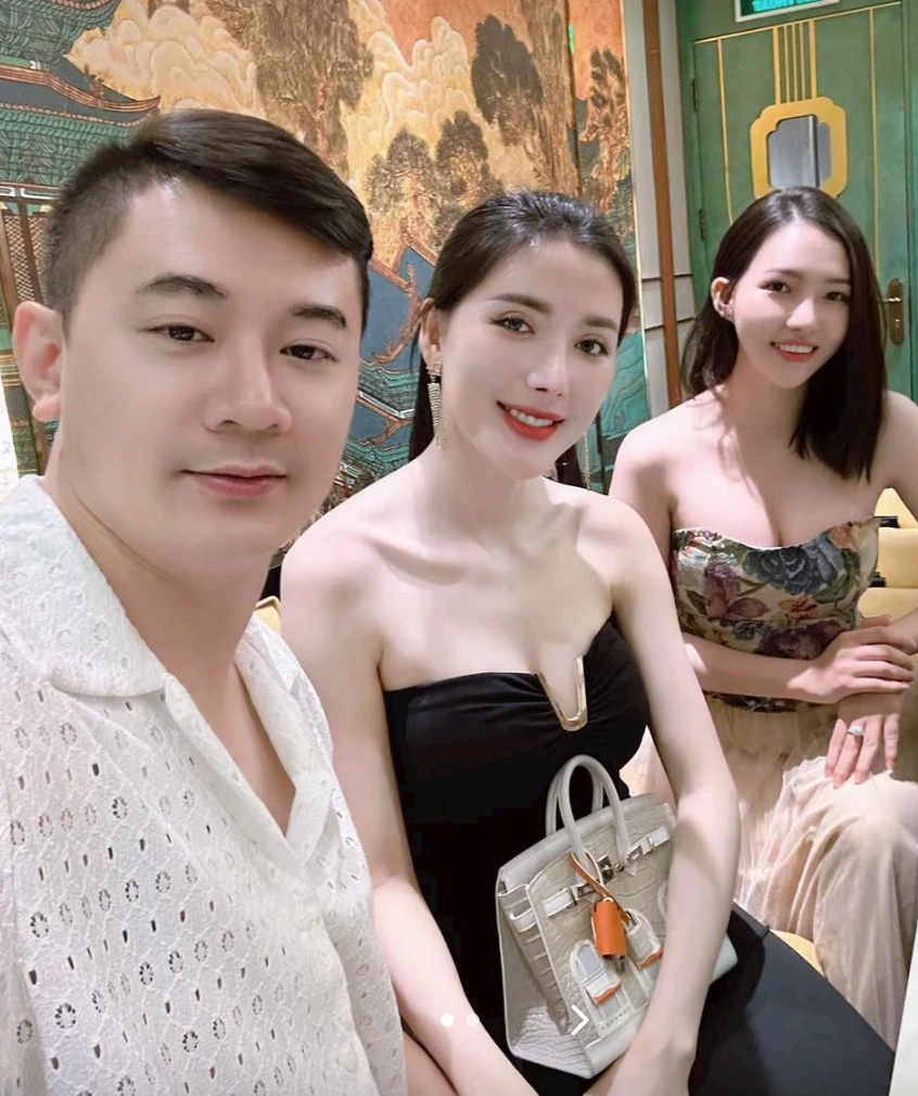 Giúp việc thay Ngân Collagen tiếp đón CĐM đến check VAR, thái độ gây tranh cãi - Hình 2