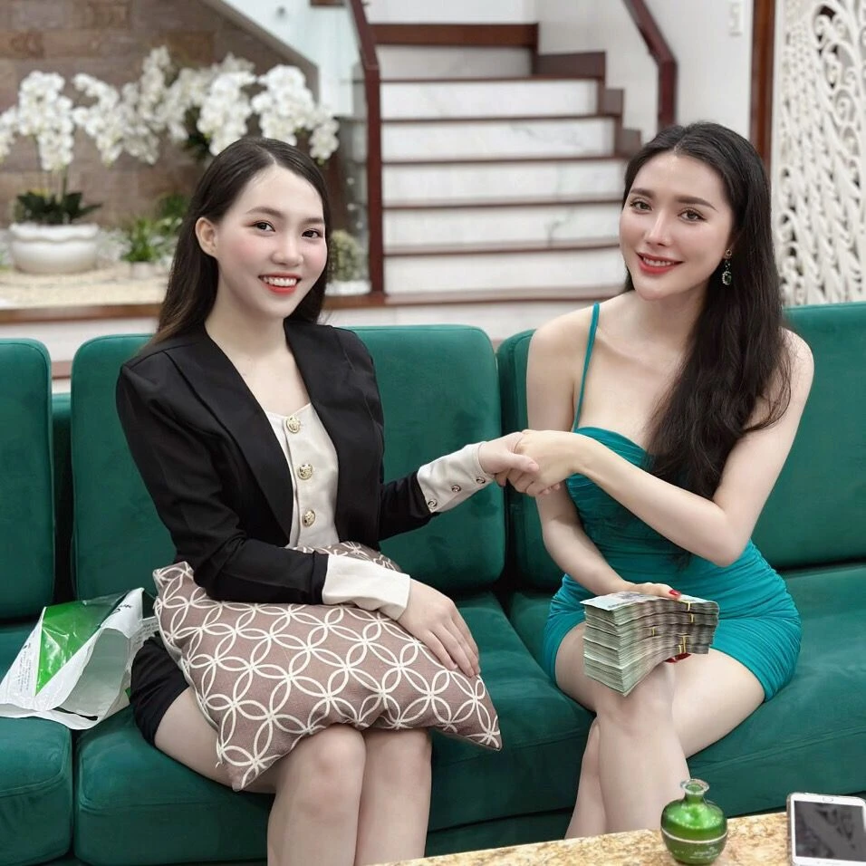 Giúp việc thay Ngân Collagen tiếp đón CĐM đến check VAR, thái độ gây tranh cãi - Hình 8