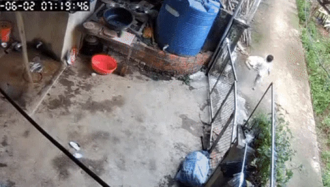 Búp măng non vượt ngàn chông gai để trốn nhà đi chơi, xem lại camera, mẹ bé muốn cạn lời khi thấy con ôm bạn tri kỷ ngủ giữa đường! - Hình 3