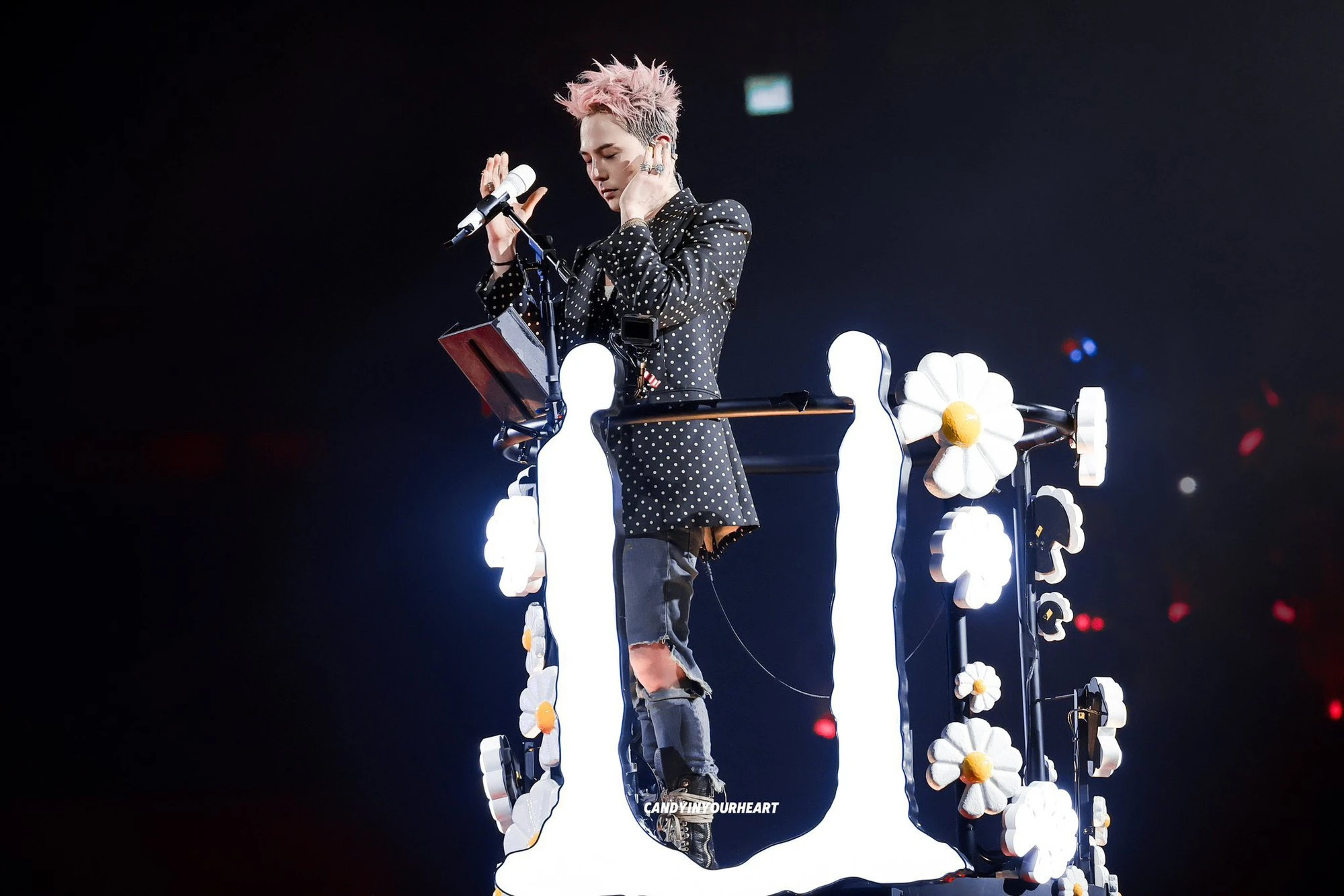 G-Dragon gặp biến khi làm concert tại Trung Quốc, liên tục cúi đầu xin lỗi - Hình 5