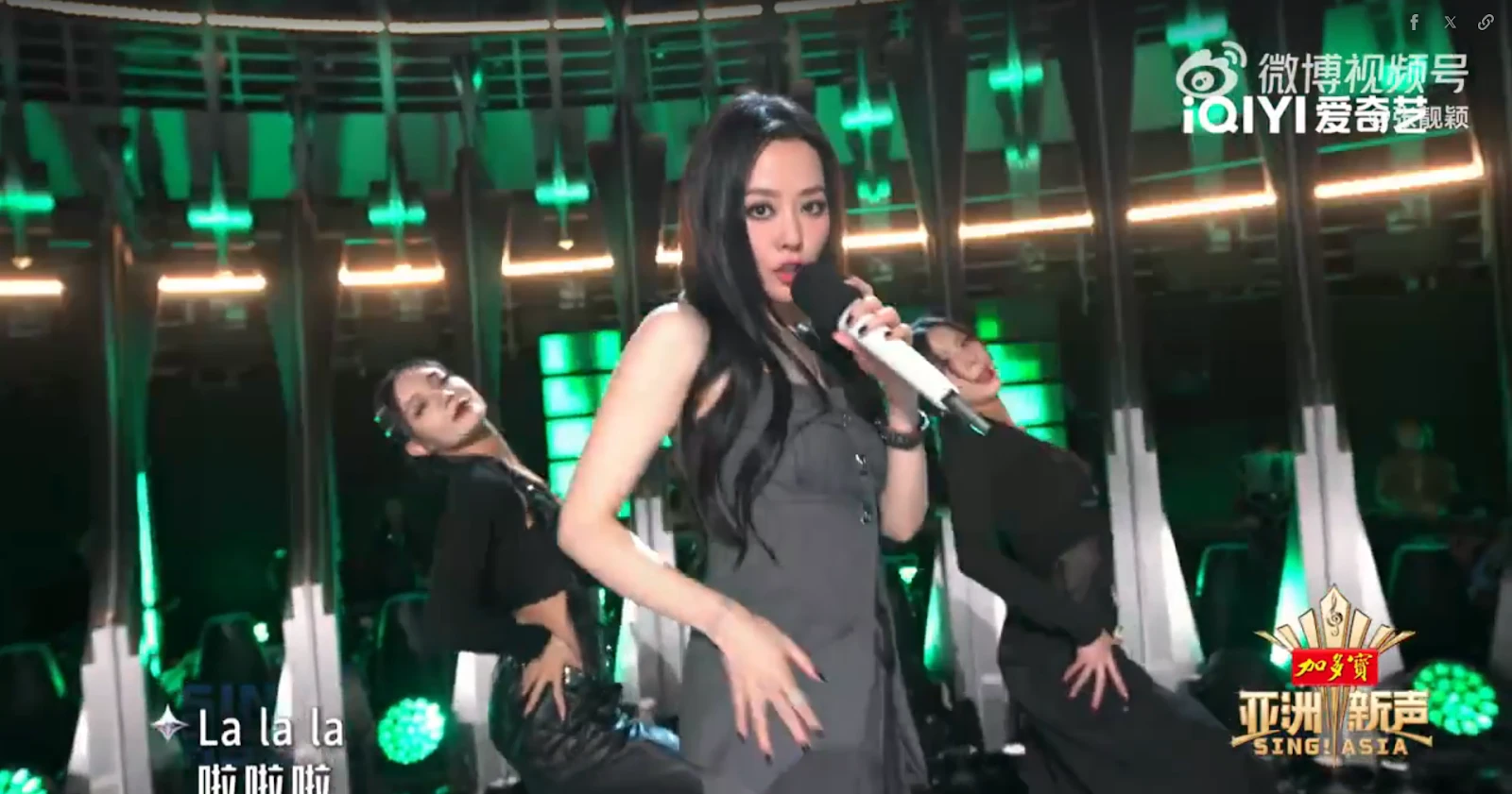 Truong Luong Dinh sang with Dan Truong in Singapore Asia, once suspected of being a green tea girl - Photo 1