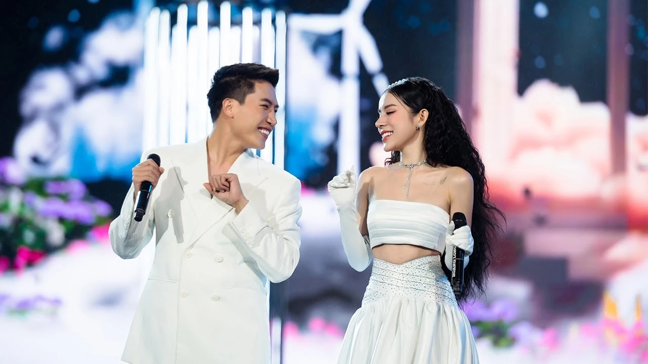 Em Xinh LyLy bị nghi kết hôn với 1 Anh Trai, công khai ôm hôn nhau trên sân khấu - Hình 2