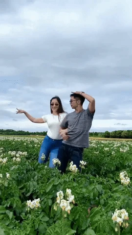 Kì lạ Khánh Thi U50 ngày càng trẻ đẹp, Phan Hiển kém 12 tuổi lại già nua, tìm chỗ trị liệu gấp! - Hình 1