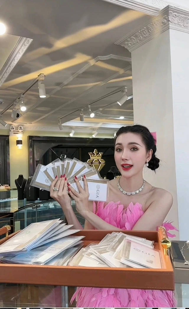Ngân Collagen nghi bị chủ biệt thự đuổi cổ, giúp việc thân thiết cũng phản? - Hình 1